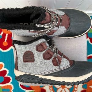 Sorel Out and About II Classic Boot. Leather & felt.